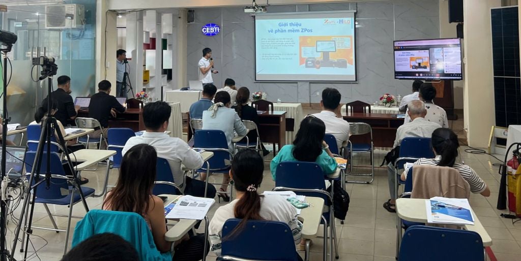 Toàn cảnh hội trường, phần giới thiệu phần mềm