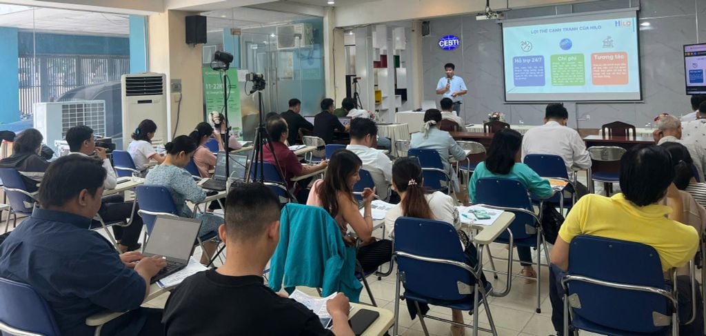 Người tham dự theo dõi phần trình bày của Hilo
